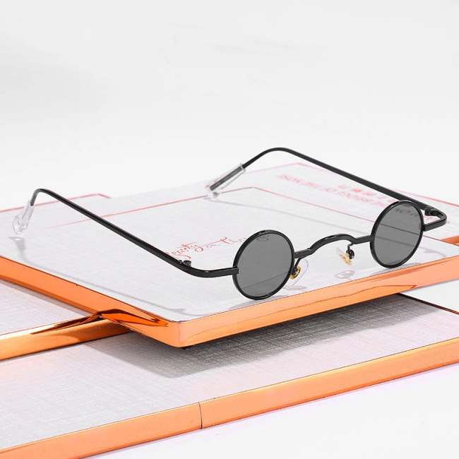 очки с маленькими круглыми линзами