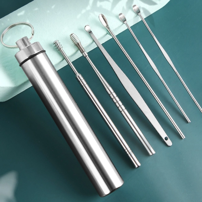 інструменти для чищення вух у металевому чохлі