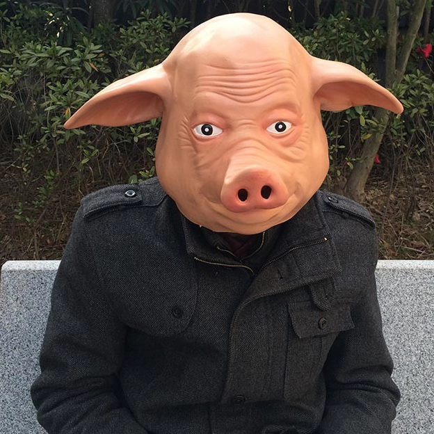 латексная маска свиньи