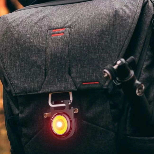 ліхтар з карабіном та відкривашкою