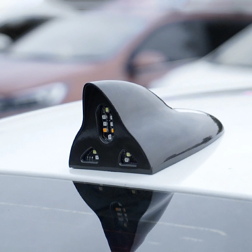 плавник автомобильный на крышу с солнечной панелью