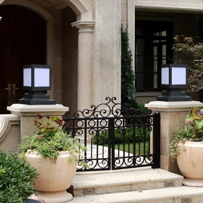 сонячний LED ліхтар на паркан для дачі