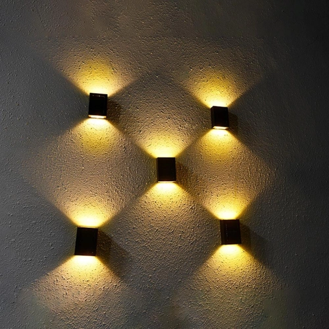 уличный настенный светильник с солнечной панелью