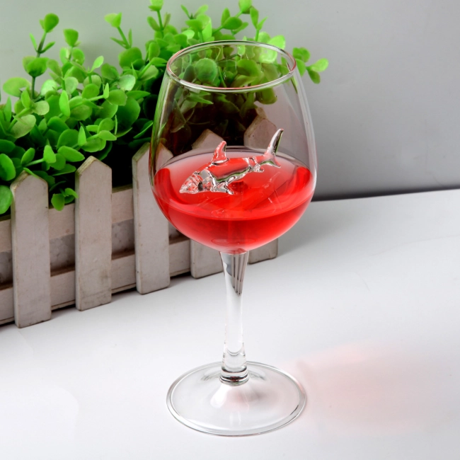 келих з акулою всередині