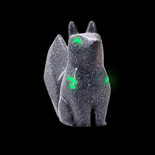 фигурка белки со светящимися в темноте глазами