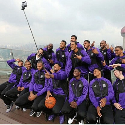 монопод з кнопкою на ручці