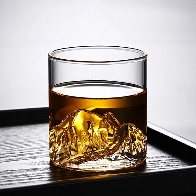 склянка з горами