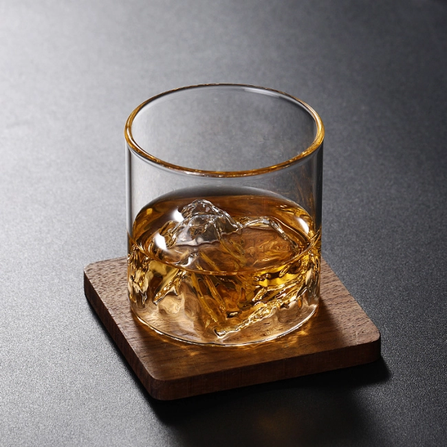 склянку на дні з горами