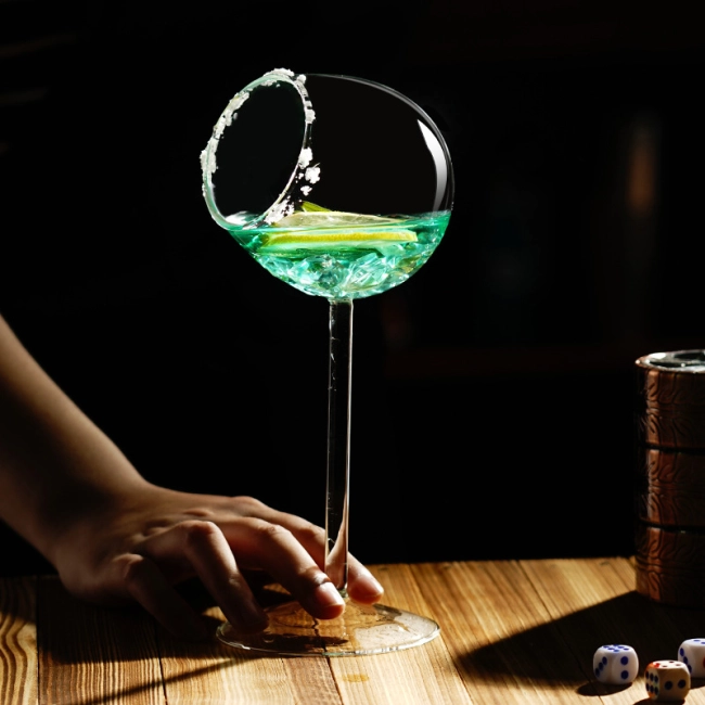 келих на ніжці для напоїв