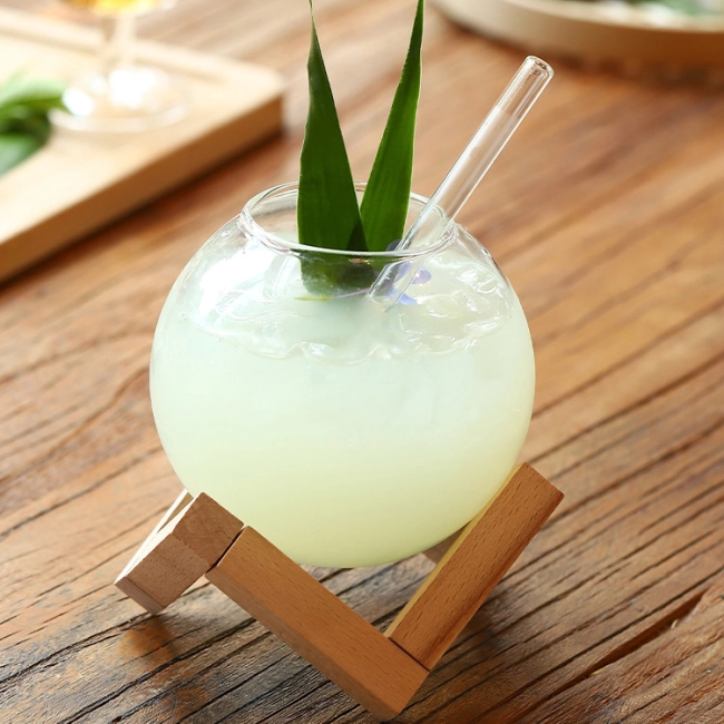 бокал с деревянной подставкой