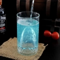 стакан на дне с акулой
