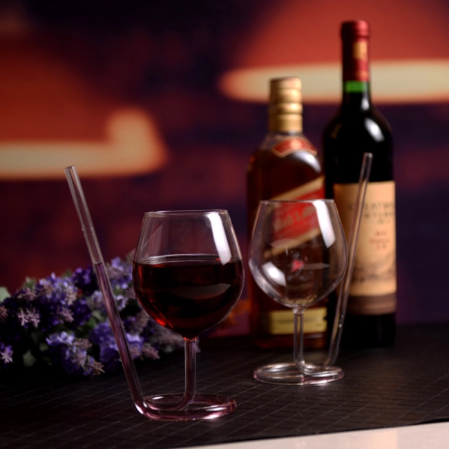 келих із трубочкою для напоїв