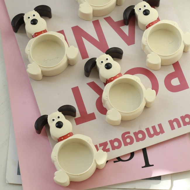 подсвечник в форме собаки