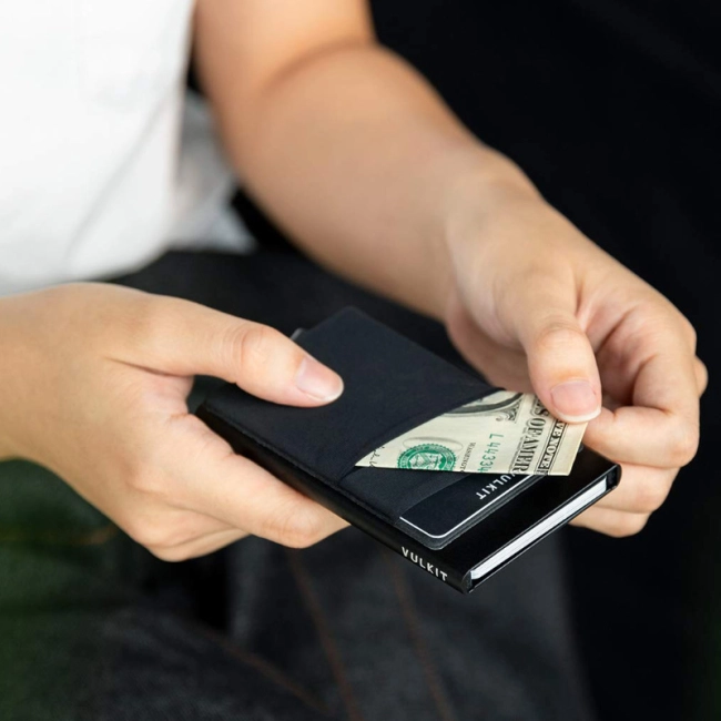 картхолдер з автоматичним висувним механізмом