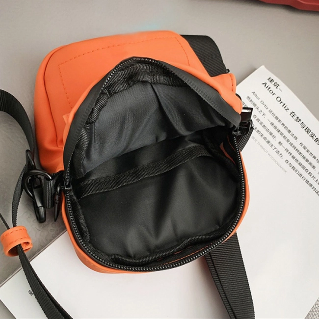 маленькая сумка-мессенджер через плечо