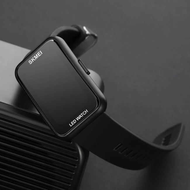 наручний електронний годинник для чоловіків