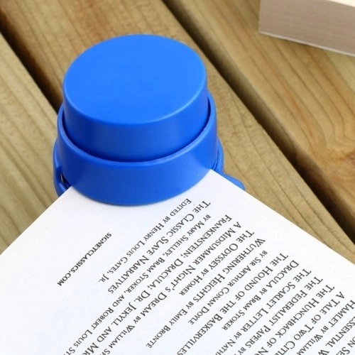 степлером для скрепления документов