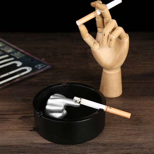 пепельница на дне со средним пальцем