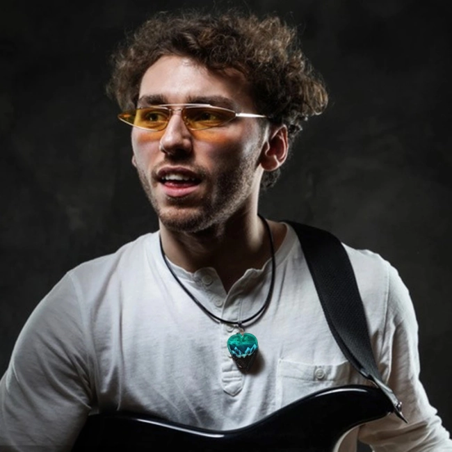 кулон из эпоксидной смолы с горами