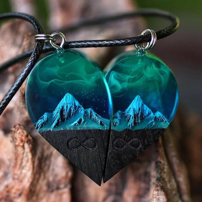 кулон из эпоксидной смолы для влюбленных