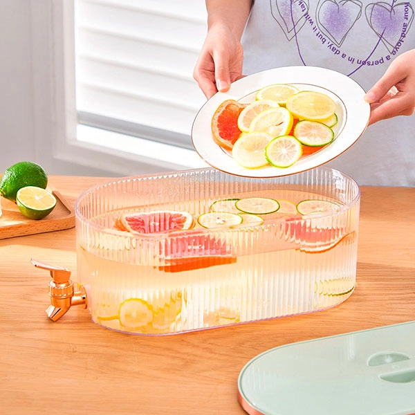 ємність для рідини з краном