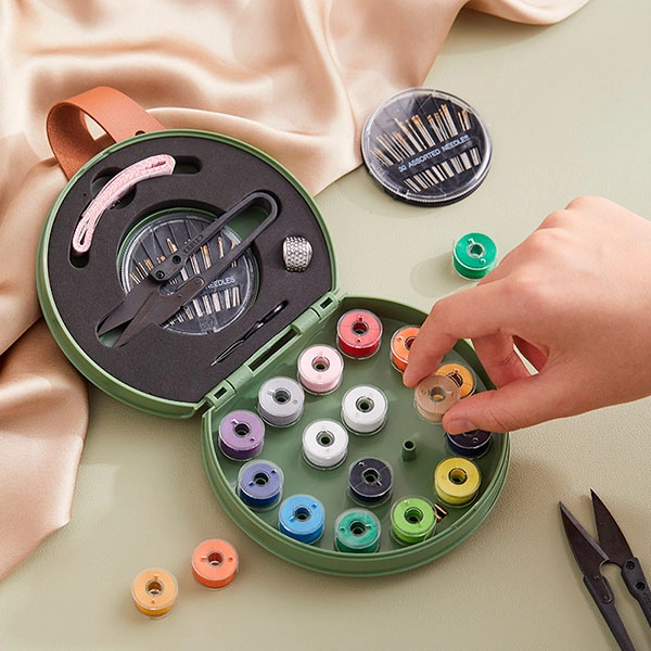 дорожный набор с нитками и иголками для шитья