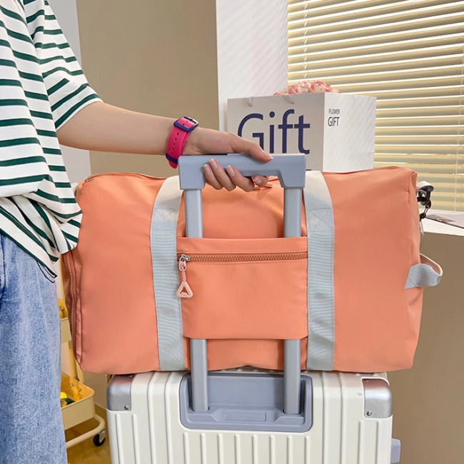 женская спортивная сумка на молнии