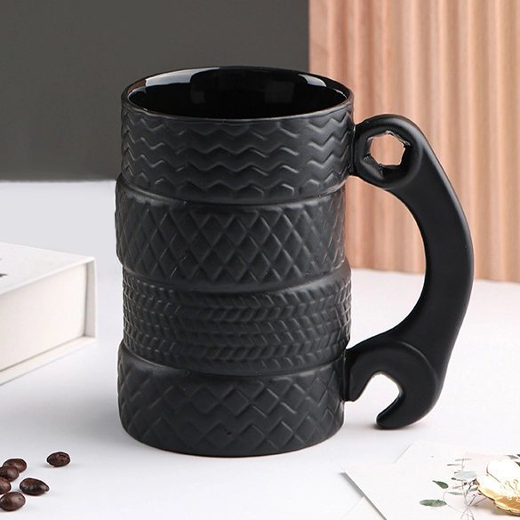 чашка в форме шин с ключом