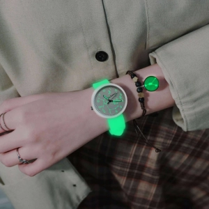 сяючий наручний годинник