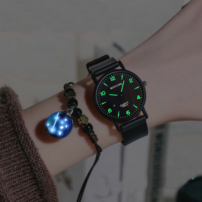 наручний годинник з підсвічуванням
