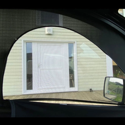 солнцезащитная москитная сетка на двери автомобиля