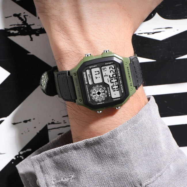 тактичний електронний годинник з ремінцем на руку