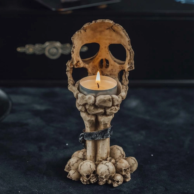 подсвечник со скелетом