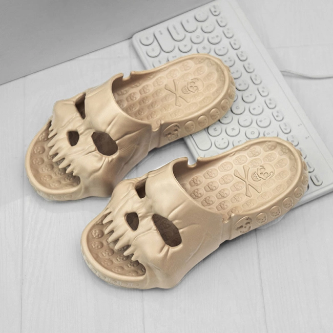 шльопанці з черепами