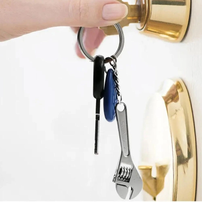 Брелок с гаечным ключом