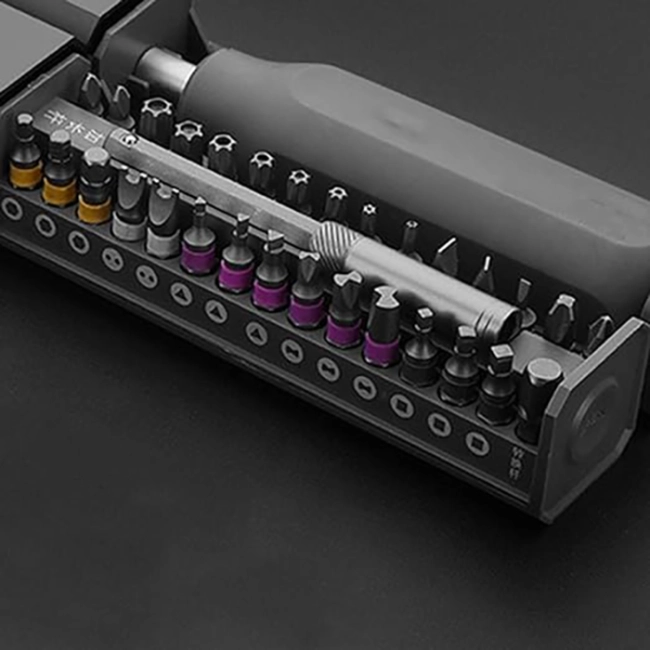 отвертка с набором бит для ремонта