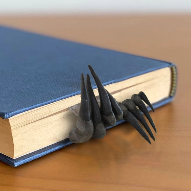 Страшна рука в книгу