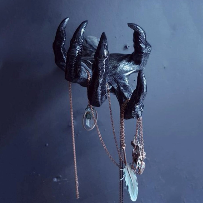 рука демона на стіну