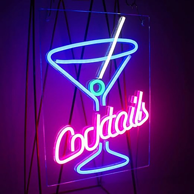 неонова вивіска з коктейлем