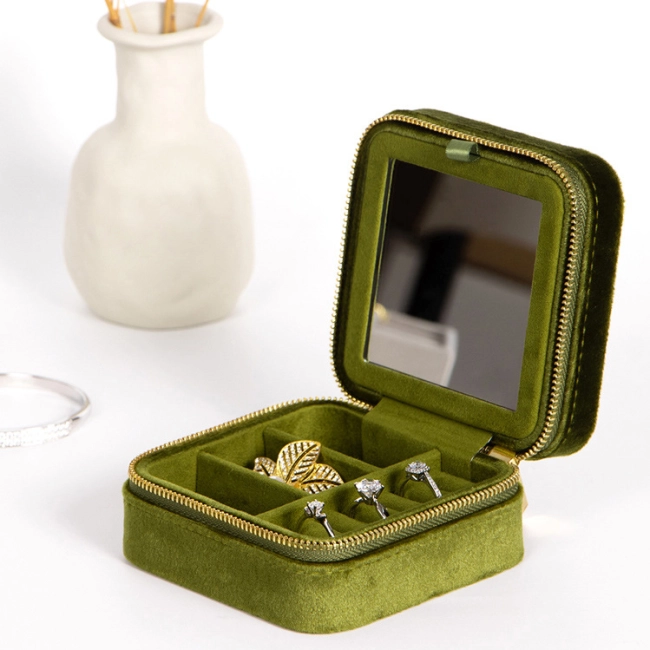 Маленькая шкатулка для украшений