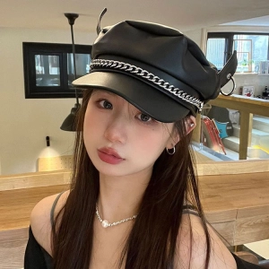 Берет для девушки с рожками и цепью Берет для девушки