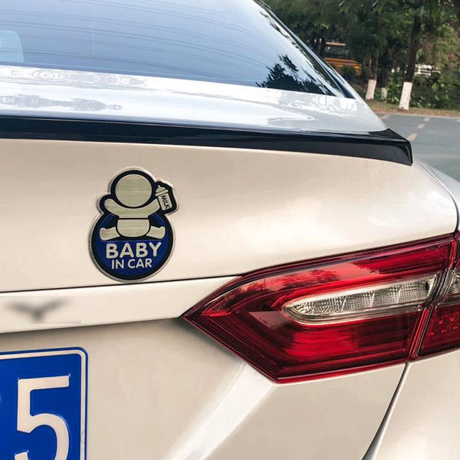 Наклейка ребенок в машине