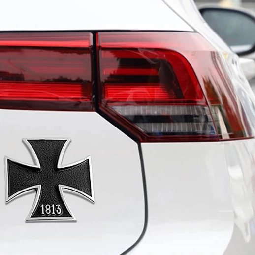 Маленькая наклейка на машину