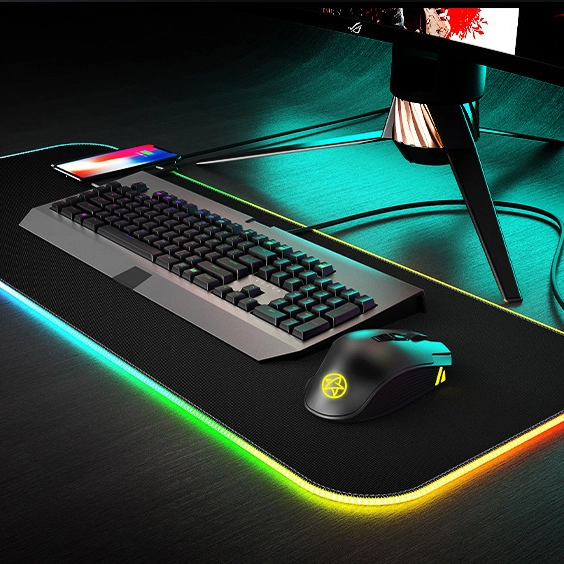 Игровой коврик с подсветкой и беспроводной зарядкой