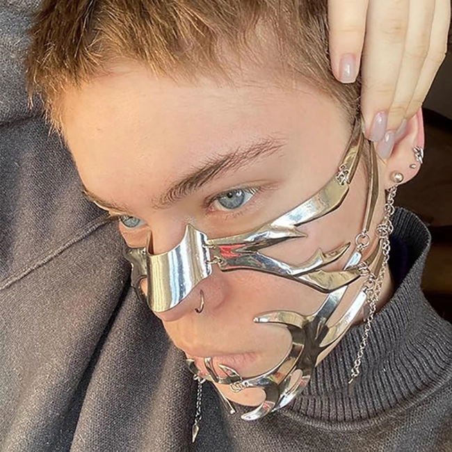 металлическое украшение на лицо