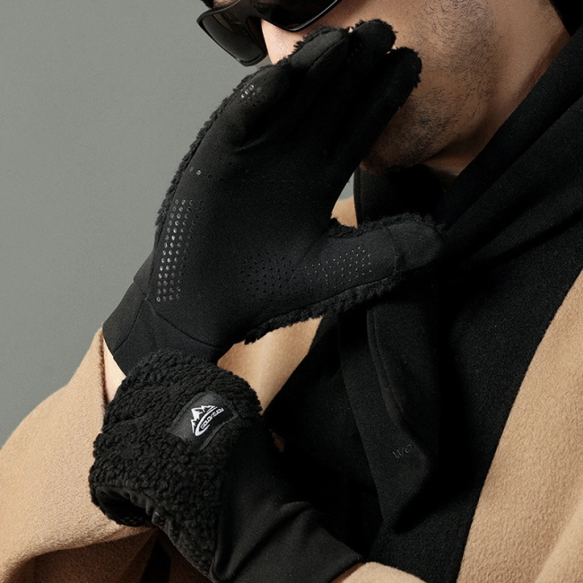 Пара теплых перчаток