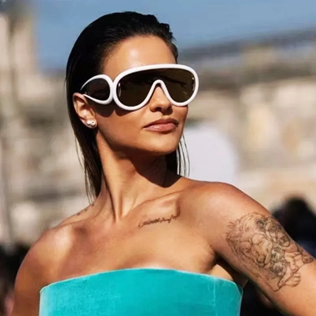 Солнцезащитные очки в крупной оправе