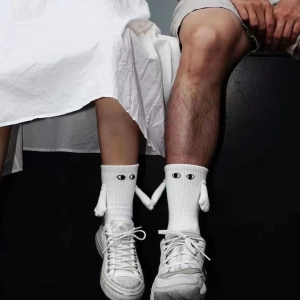 Парные носки держащиеся за руки на магнитах Носки держащиеся за руки