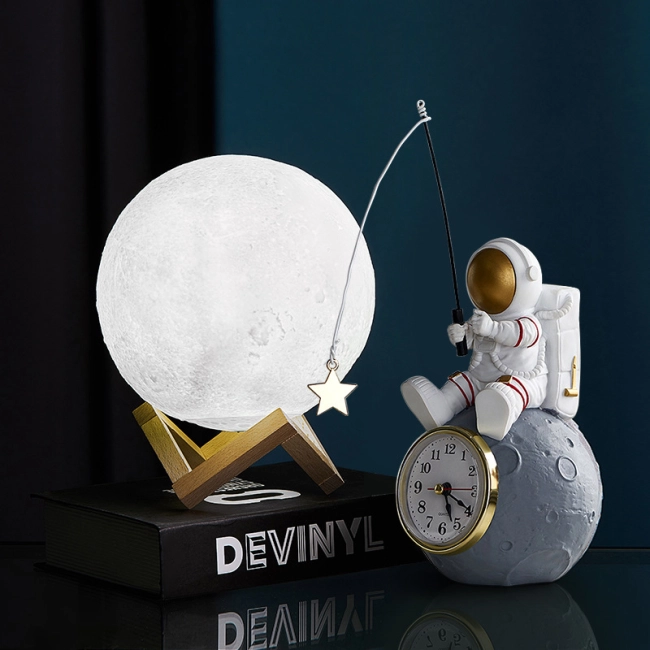 Настольные часы Космонавт