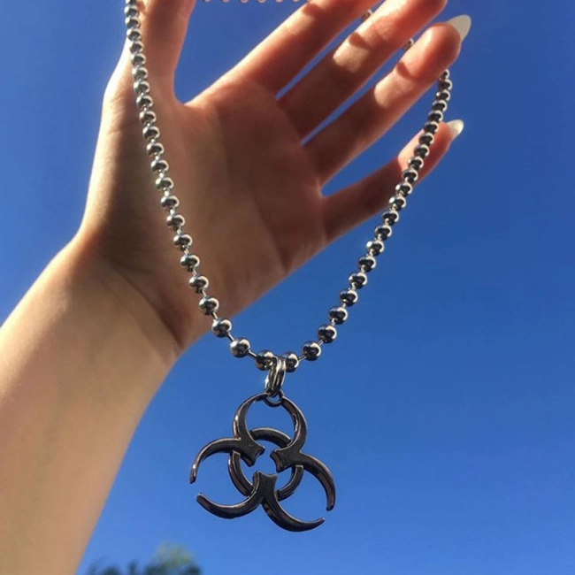 кулон biohazard